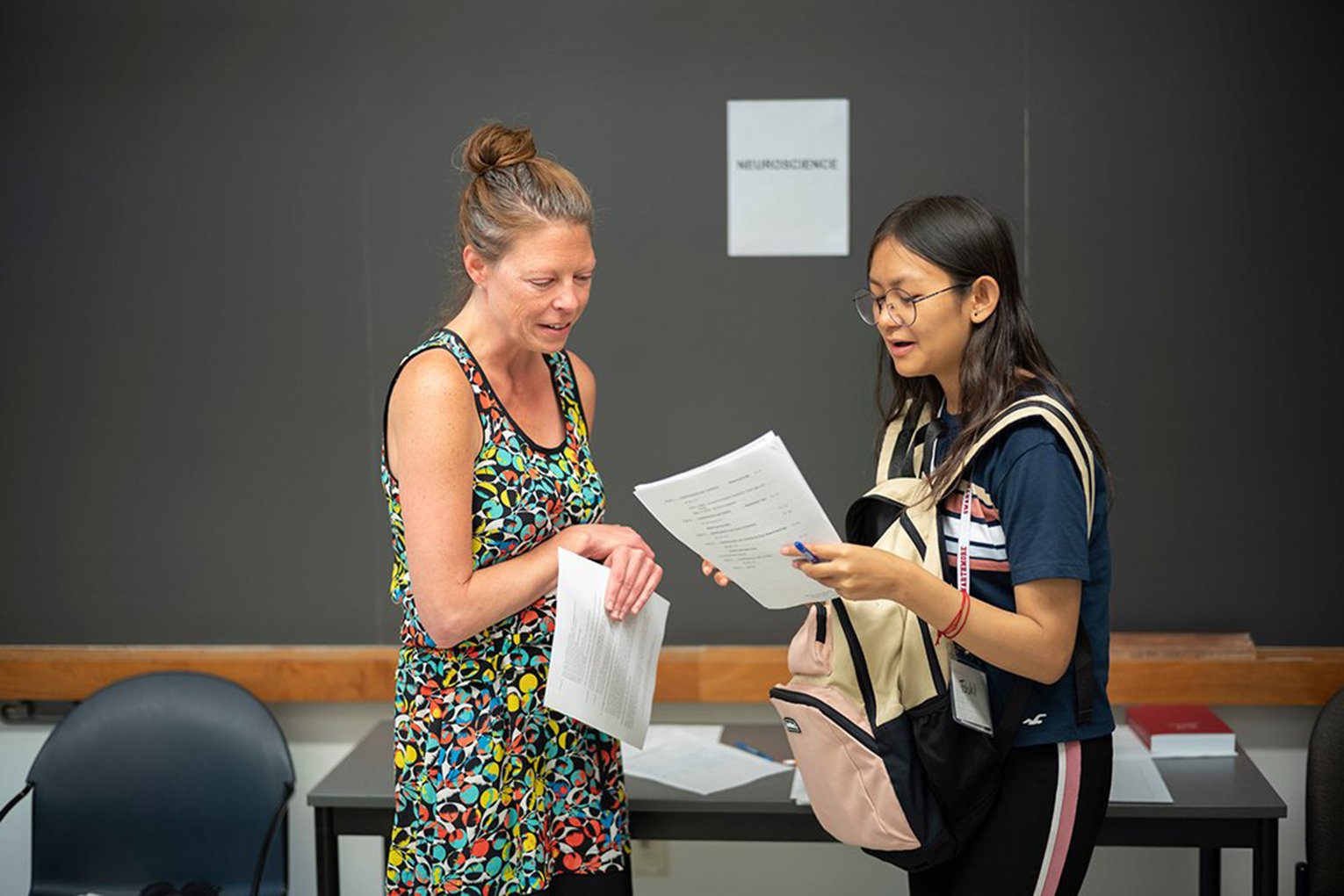 学生与教授交谈