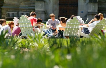 学生们在帕里什海滩一起工作